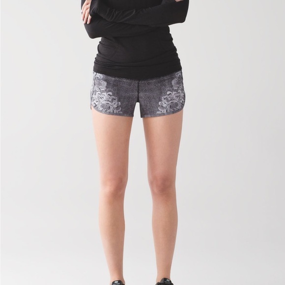 Lululemon Speed up Shorts Size 8 Florence Black/white - Picture 1 of 5
